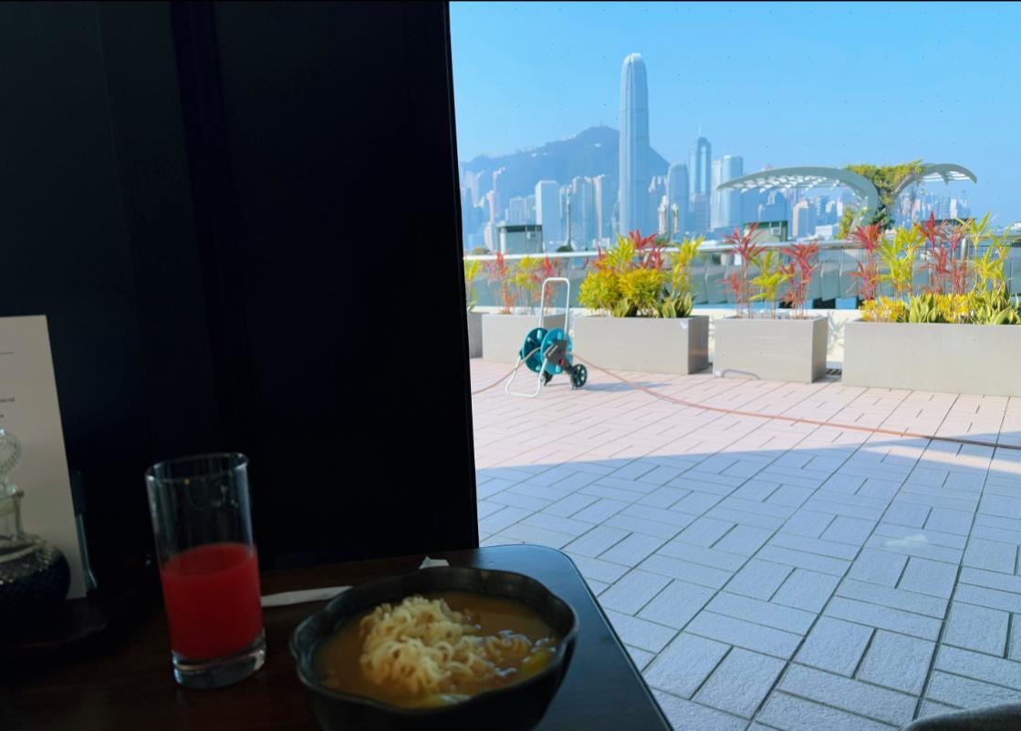 在香港维多利亚港边上，来上一碗泡面，是一种什么样的体验
