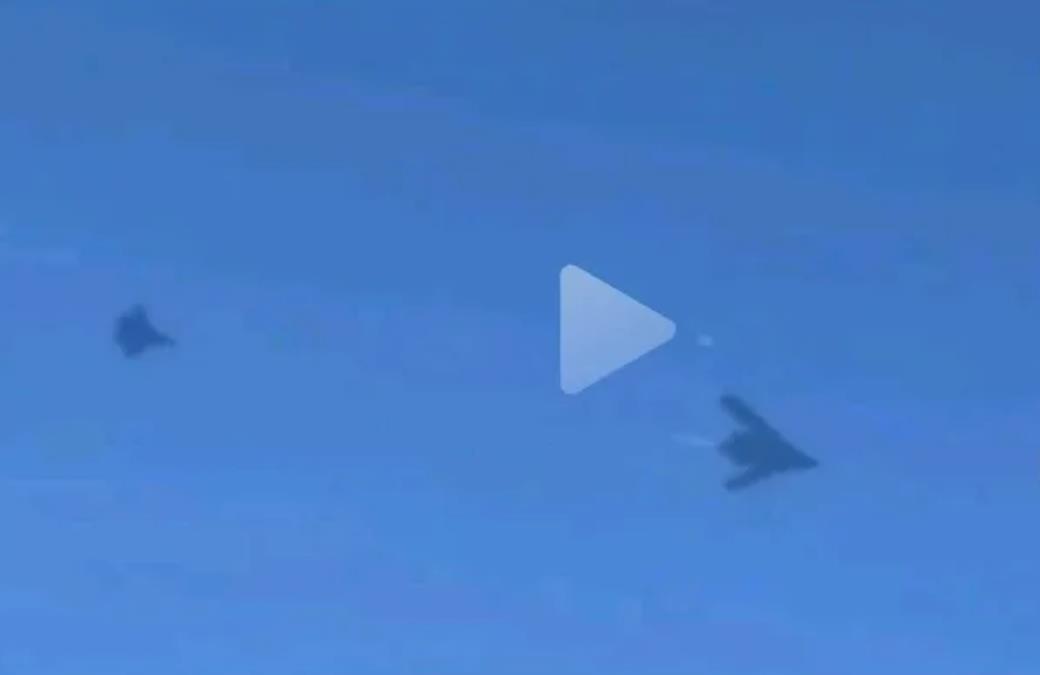 “水分子”终于出现了！
歼十六伴飞，
与航模如出一辙！
意外啊，
国之重器，不可