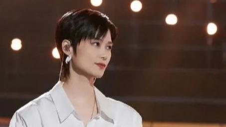 女星跨年礼服太内卷！杨幂娜扎争艳，戚薇穿古董，张靓颖连换4套
