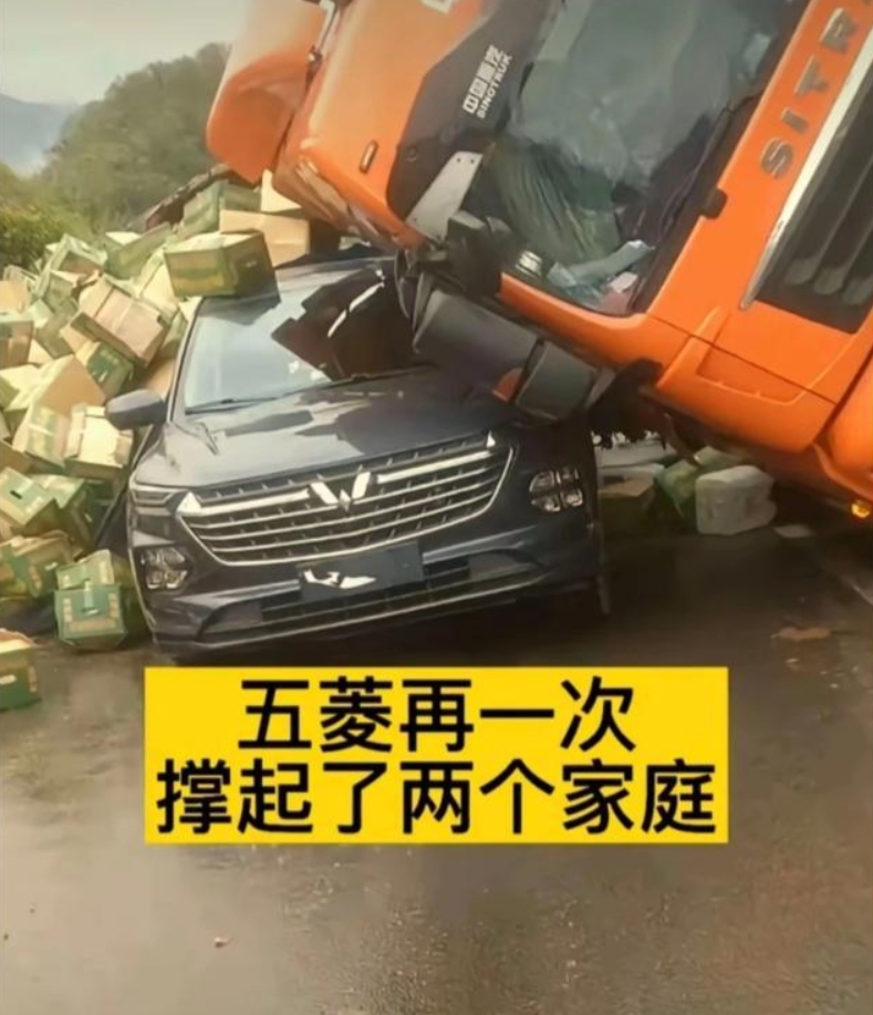 
这算不算国产车创造的又一个神话？
一辆小米su7被侧翻的大货车压到，但从图片上