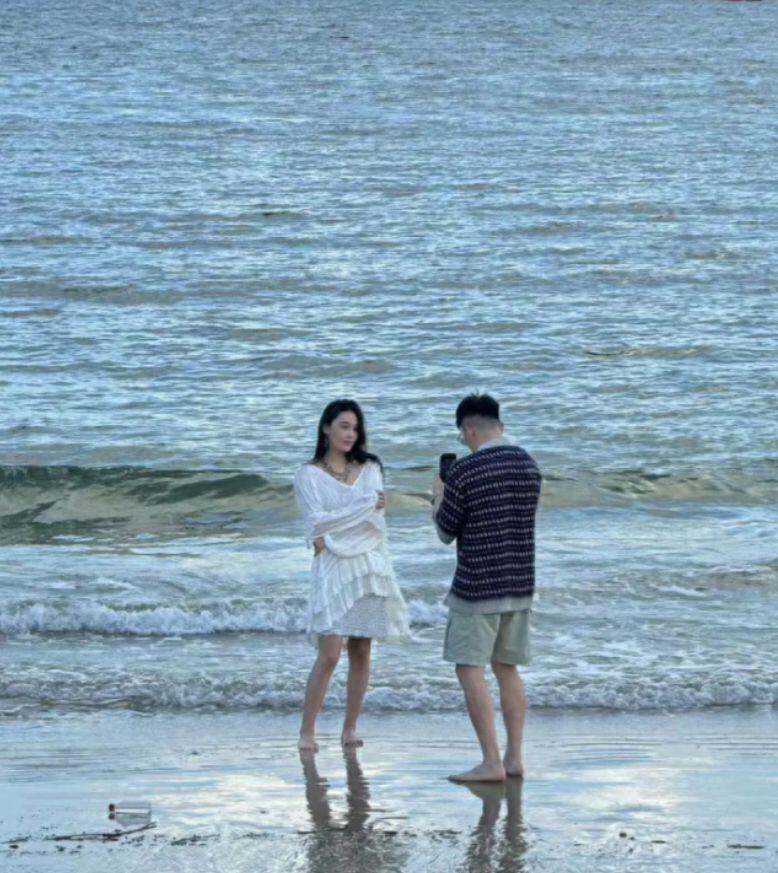 张馨予一家三口罕同框，何捷亲自教5岁女儿