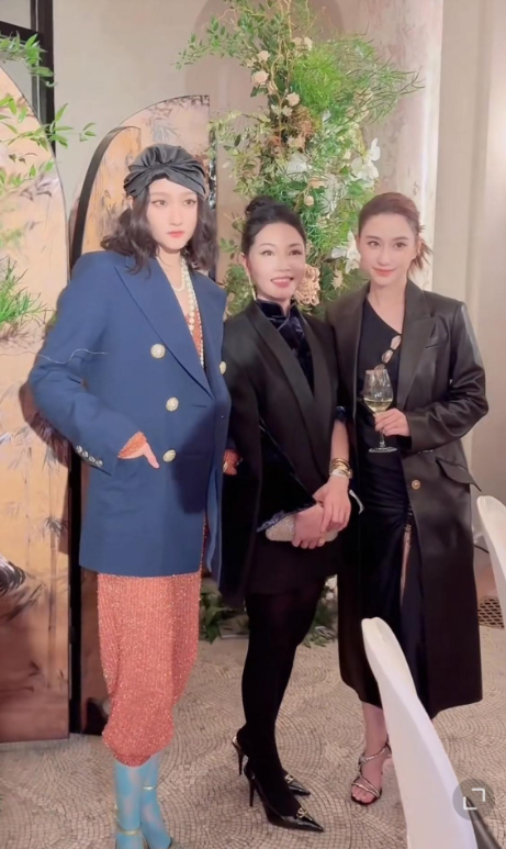 何超莲不仅颜值高，还是赌王的女儿。脸小五官精致，上镜效果特别好

何超莲不仅继承