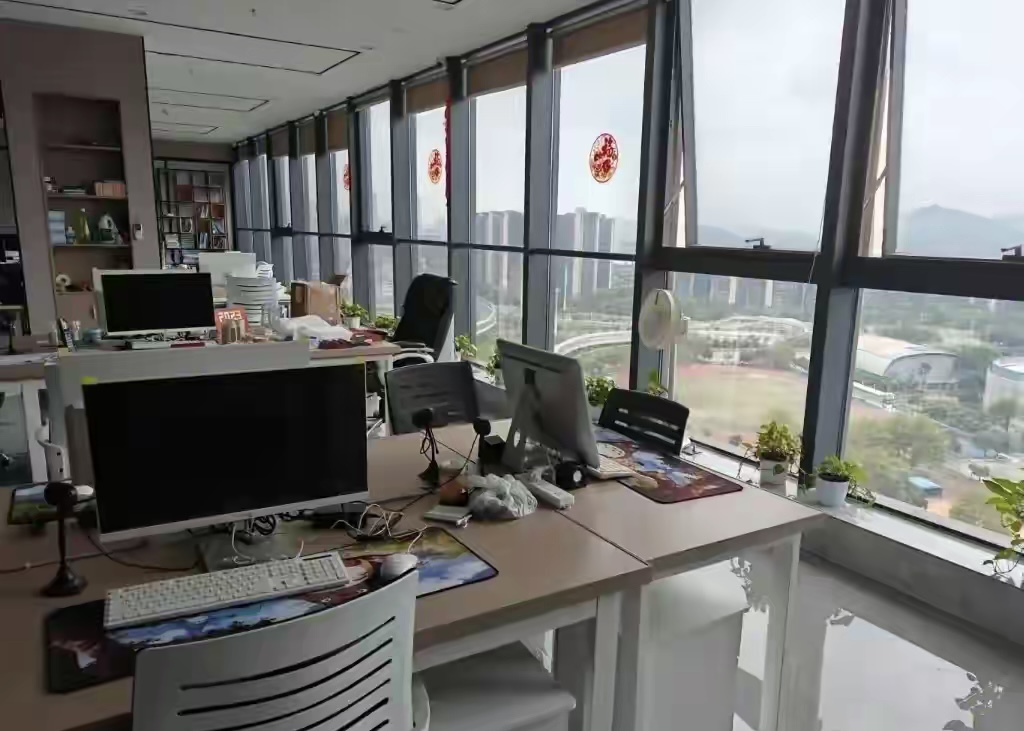 上班迟到五分钟，我被扣了500块钱。五一休假，领导连续给我打了七八个电话，我都没