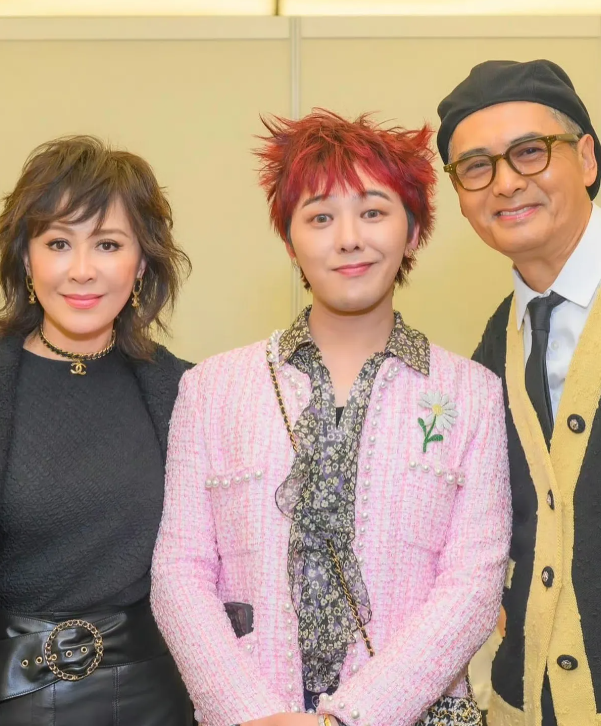 身价56亿的发哥5个冷知识

1、周润发，1955年，今年69岁

2、现任妻子