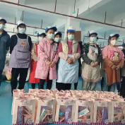网刷到一张厂家在为女员工发放三八妇女节的礼物。 老板估计开始本来是想炫耀一下，没