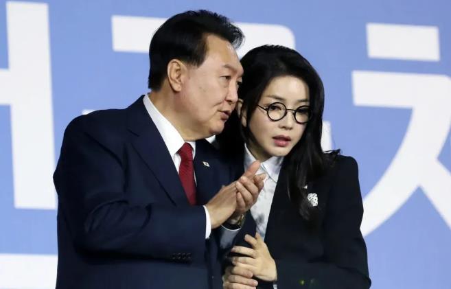 韩国总统尹锡悦位置危险了，下台只剩下个时间问题。韩国执政党党首态度180度大转弯
