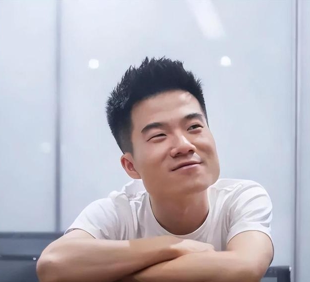 地球离开谁都转，东方甄选离开董宇辉，同样也会转。但事实证明，东方甄选现在转的很慢