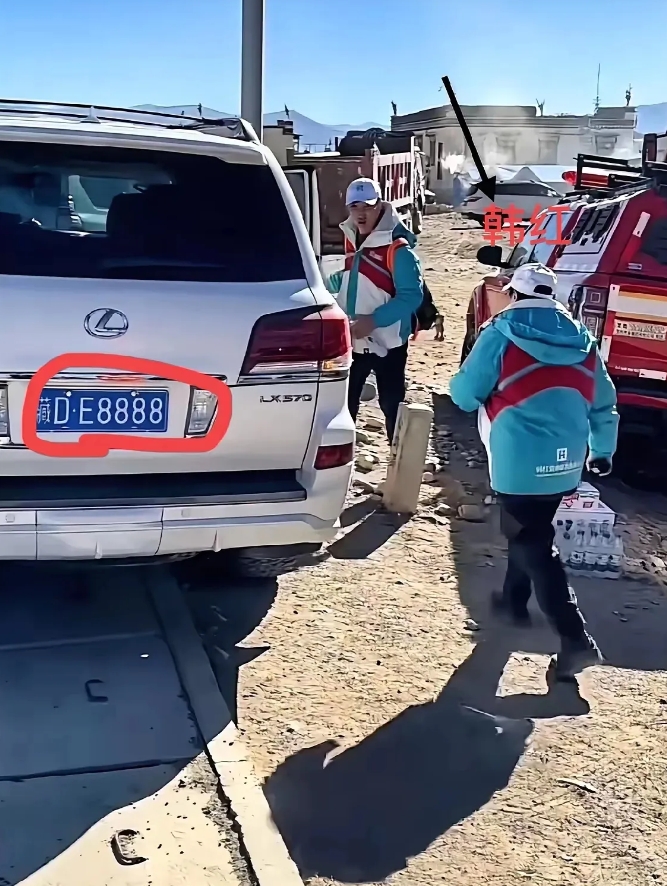 韩红去西藏赈灾，西藏人给她准备了一辆雷克萨斯lx570开着，车牌尾号为4个8。