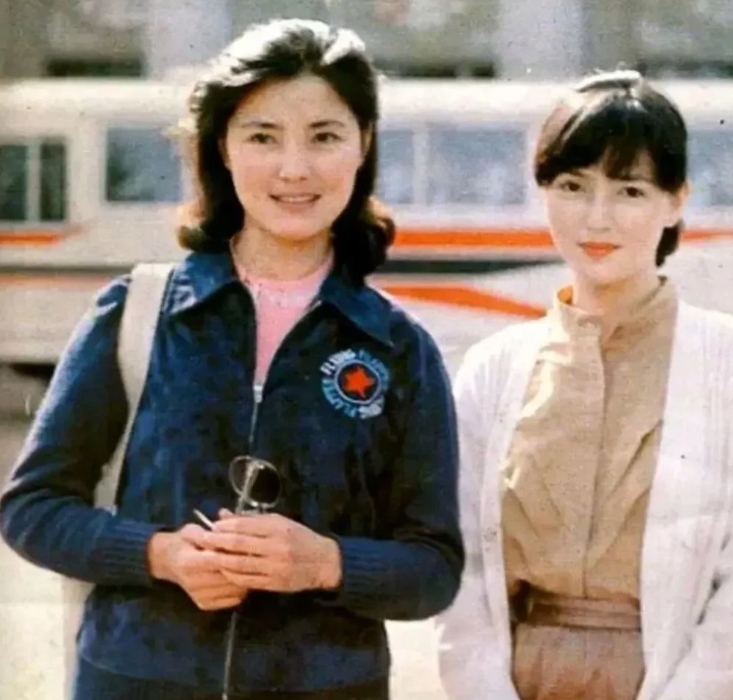 很多人不认识1981年和姜黎黎站在一起拍照的这位女演员，其实她是1981年八月底