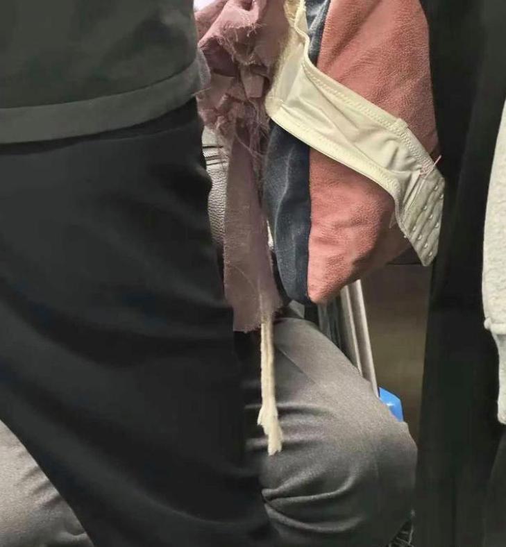 地铁上看见的 我的妈呀！辣眼睛