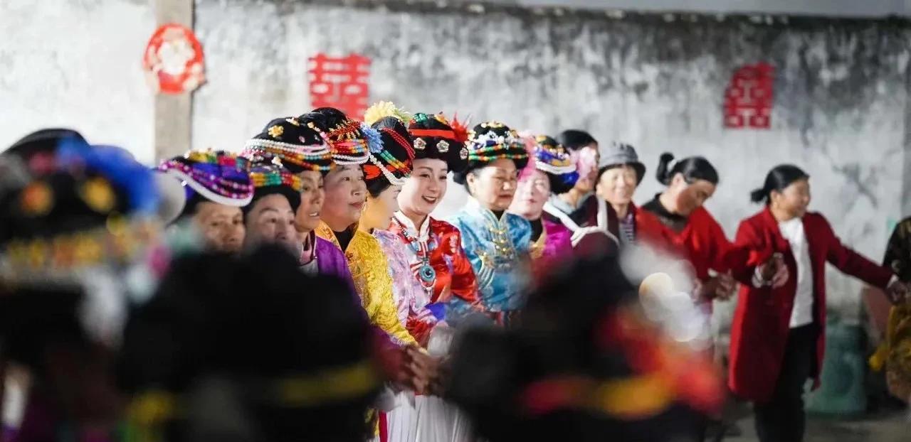 看了《一路繁花》发现摩梭人的走婚习俗含金量好高，建议推广！
1. 不用被结婚证捆