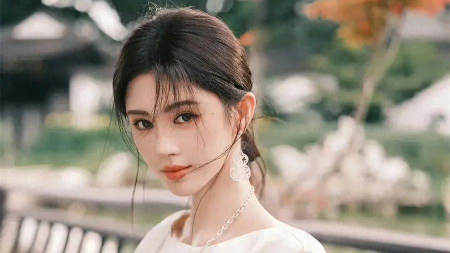 鞠婧祎最新露面又变脸了，山根眉毛过于抢镜，被网友吐槽四不像！