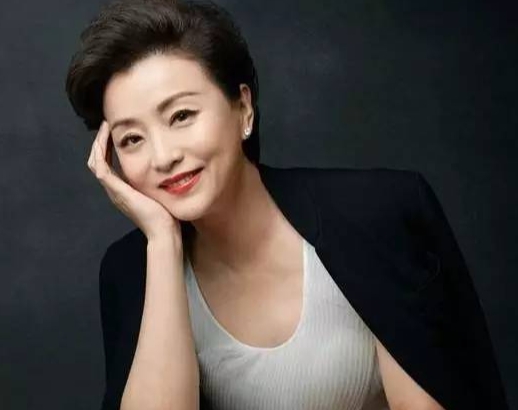 杨澜那么有钱，为啥还这么拼呢？看她满脸沧桑，感觉很累很辛苦呢。按理说，以她的身份