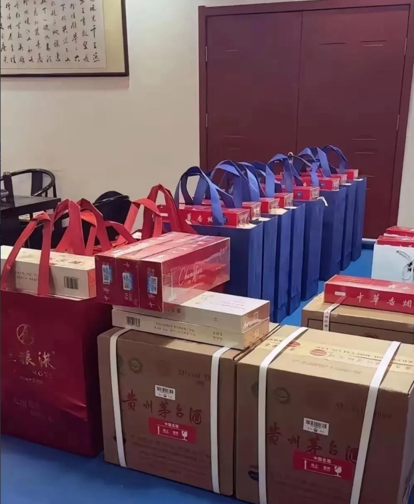 “做生意真不容易啊”！！这些礼品全部都要送人，一件不剩。辛辛苦苦一年到头，风里来