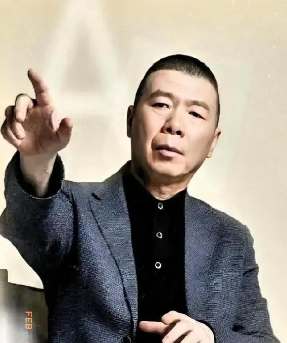 冯小刚朋友圈实名开撕！

他直言不讳点名了饺子导演和华谊兄弟的天价合约，还狠话说
