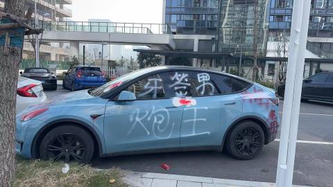 这位大哥还是等天黑了再把车开走吧！