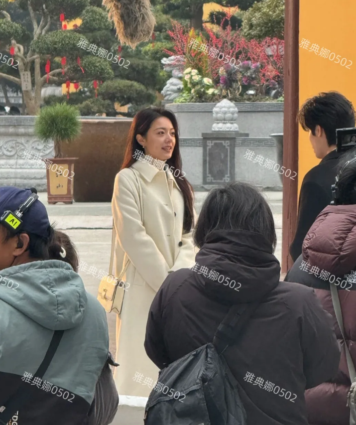 上海街头偶遇赵今麦拍戏，她虽然不是大美女，但长得有辨识度，满脸的胶原蛋白年轻可爱