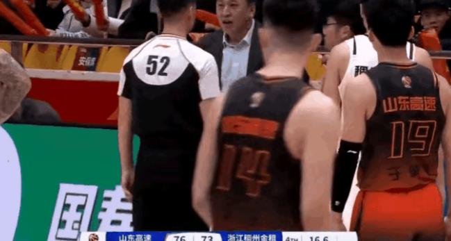 王世龙被激怒！CBA常规赛第31轮，浙江稠州金租客场78-81不敌山东高速，终场