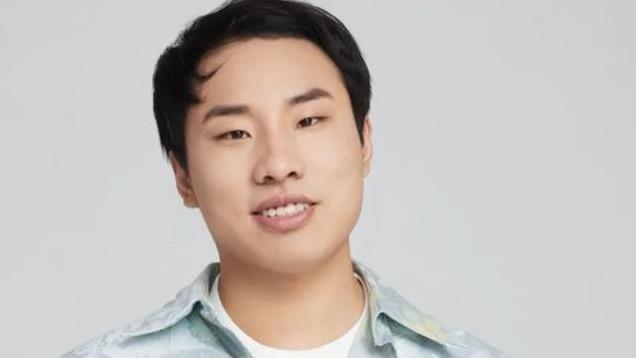 徐志胜领奖被绑架瞬间：幽默自嘲中的独特魅力