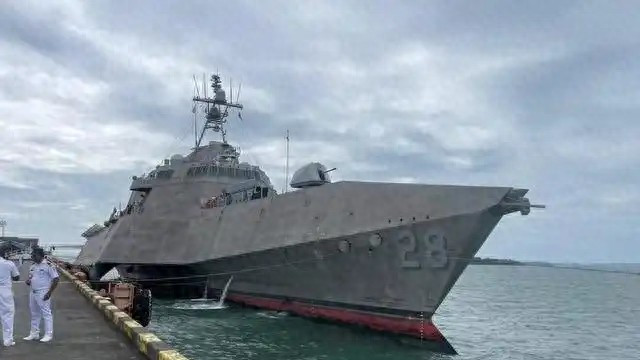 没要到中国贷款？柬埔寨8年来首次开门迎美舰，毗邻中国承建军港