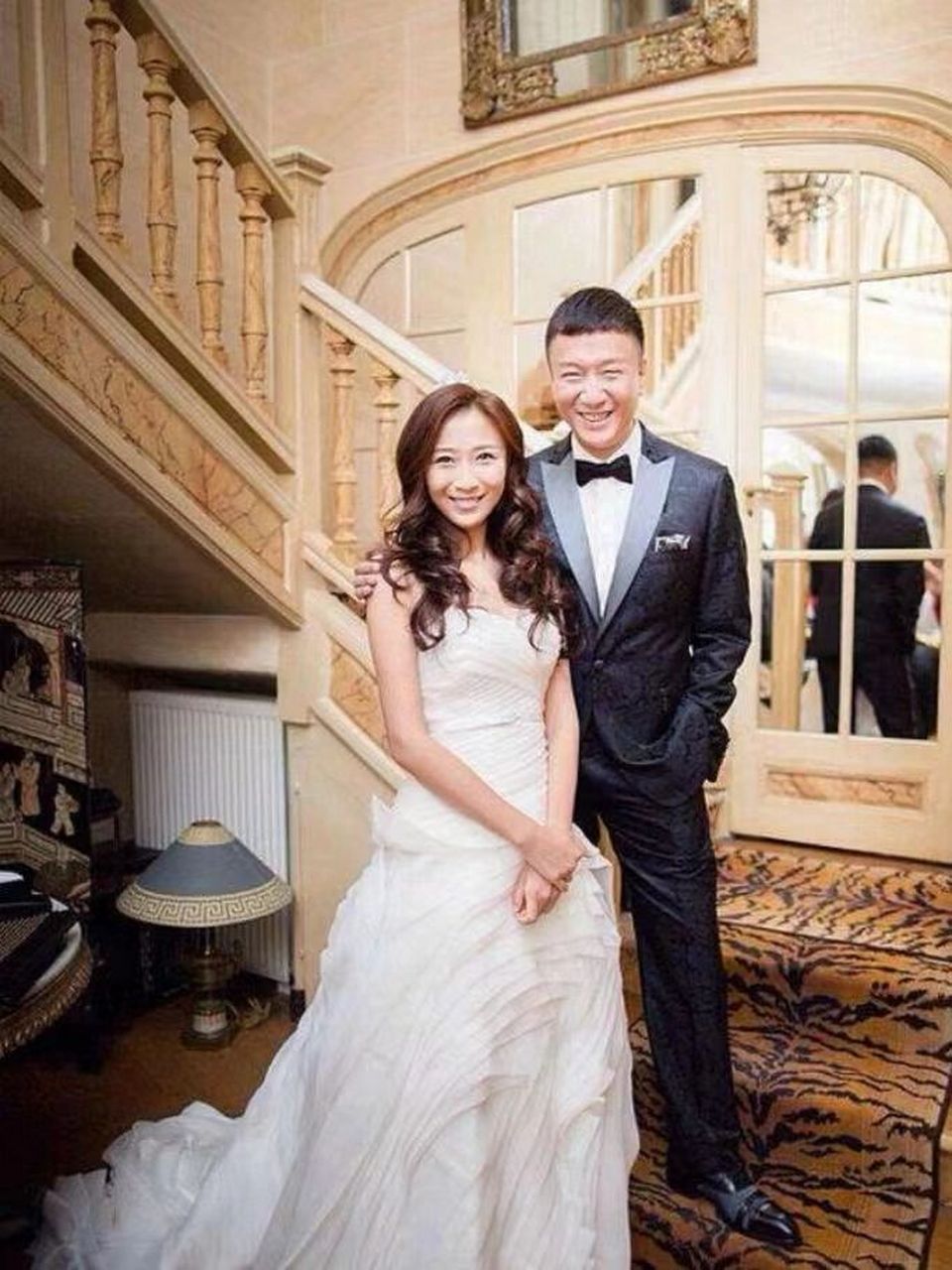 丁嘉丽曾经为4个男人流过产，可是这四个男人都抛弃她了，2002年，孙红雷回到家中