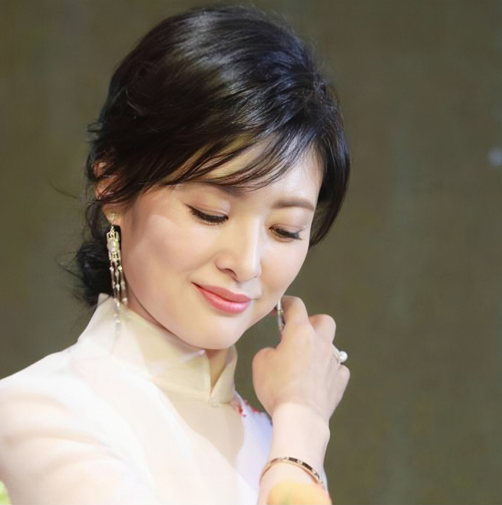 55岁的周涛，依旧美得让人惊艳。眼里有光、眼带笑意，端庄大方，一颦一笑间风采无限