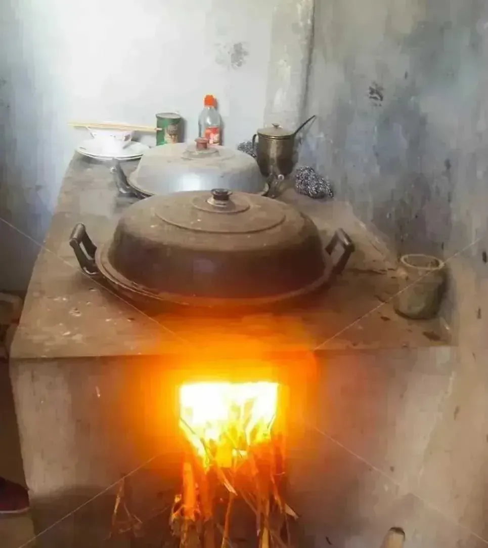 就算打死我，我也不会相信，在当下的农村，仍然有人以这种方式生火做饭。即便是在再偏