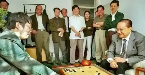 棋圣狂吃13蟹，金庸炒保姆，尊重成焦点