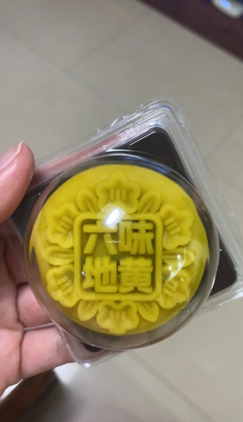 六位地黄月饼

这是我见过最奇特的月饼口味了，不知道啥味道别说人家做的还挺帖心，
