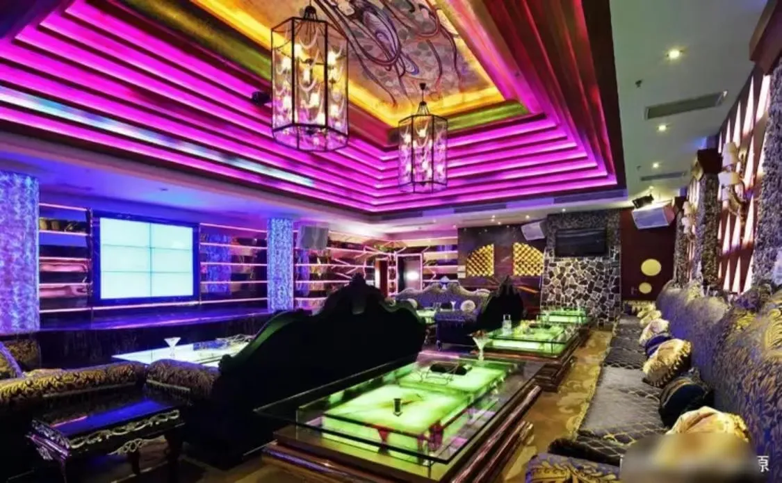 重庆渝北，李莉夫妇和弟弟陪客户谈生意，吃完饭后几人前往KTV消费，李莉因不喜欢这