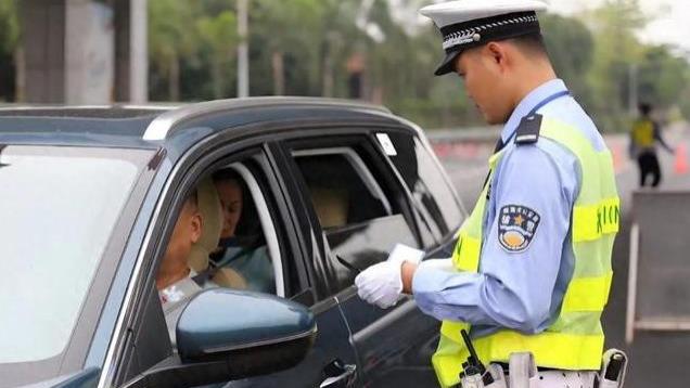 交警提醒：等红灯时，这两种情况直接扣3分罚200，很多车主已中招