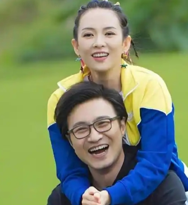 汪峰的每一任妻子都很漂亮，他究竟是怎么做到的？
 
很简单，稀缺的爱和极致的捧杀