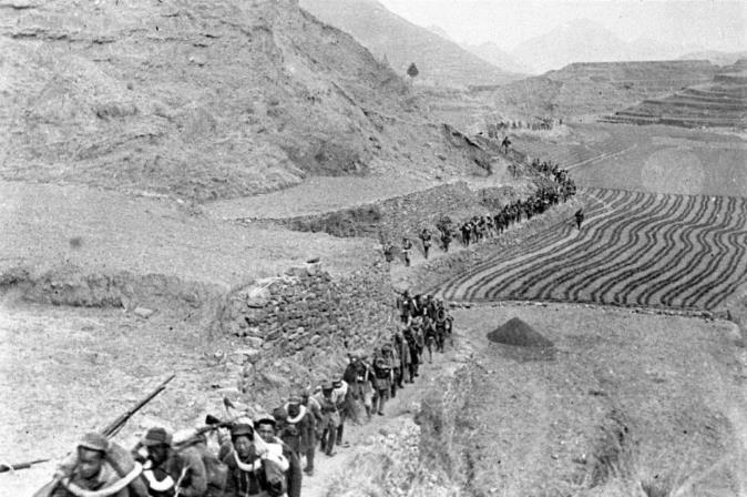 孟良崮战役前，张灵甫在军事会议上顶撞汤恩伯，数日后整编74师被我军歼灭1947年