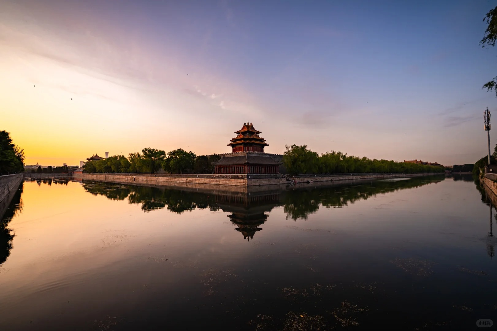 3点50起床，3点56出门，4点05到角楼发现早已人满为患，寻么一圈儿机位，好不