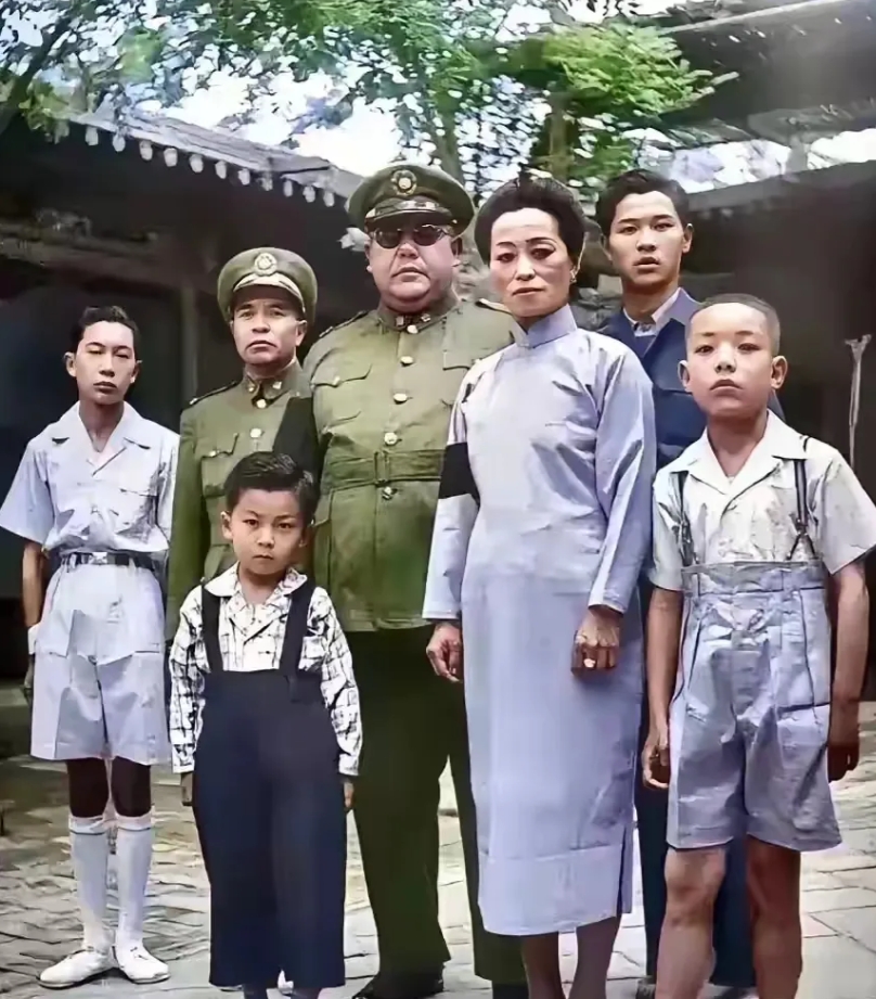马鸿逵家庭合照，他这四姨太长得比杨玉环出色啊，你还别说，挺有夫妻相啊！