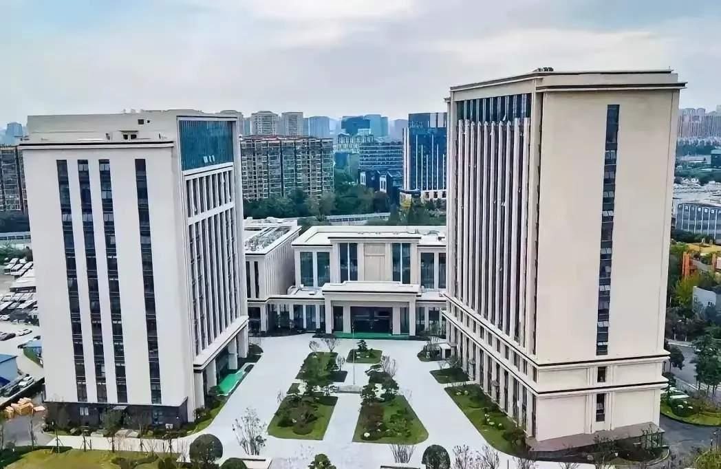 总算明白地方政府为何会有如此多的债务了。
纳税人的钱可不是大风刮来的！最近，成都