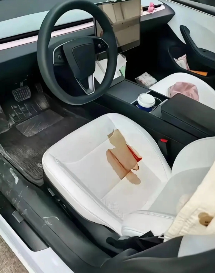 借个车，还留点惊喜！哈哈哈哈 [大笑][大笑][大笑][大笑][大笑]