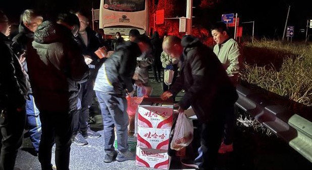 深夜大巴坏了 众人被困政府帮

                        