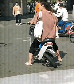 她是怎么做到还能骑走的？