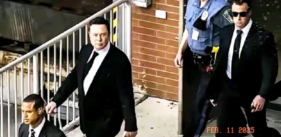马斯克的安保团队由20名退役特种兵组成，24小时不间断守护。
他的每杯水需经过三