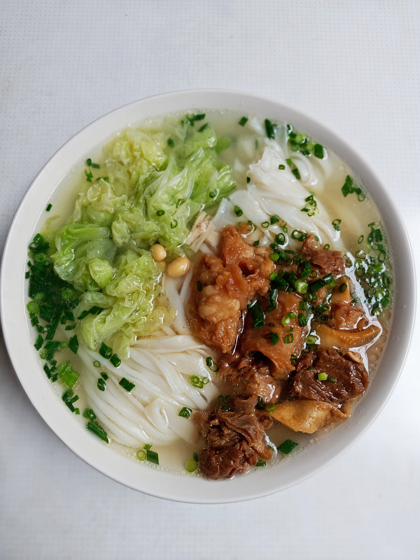 午餐，牛腩粉。河粉店的牛腩50/斤，买了23元，这是一半，味道口感都可以，就是有