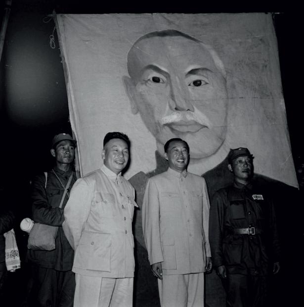 1950年初，解放军势如破竹，云南昆明宣告解放，蒙自成为下一目标。在解放军强大攻