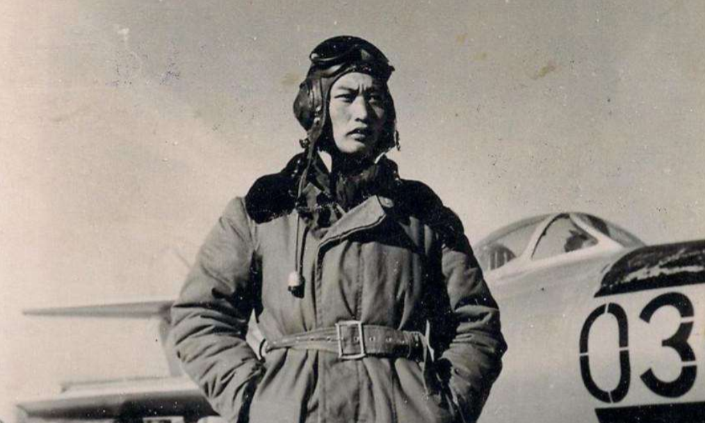 1945年秋，日本空军大队被八路军俘虏，日军少佐大胆指着伍修权腰间：“可否将这把