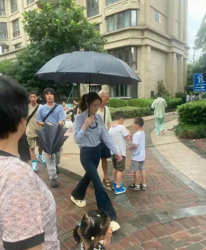 小区楼下遇见了李小冉，真人很低调，拿着雨伞匆忙而过，但是明星始终是明星，一下就认