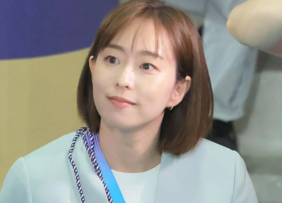 5问”石川佳纯
1、石川小姐，为什么是你不是张本的父亲陪他去的呢？

2、石川小