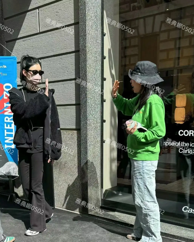 米兰偶遇奚梦瑶，本人脸小腿长特别高挑，素颜皮肤白到发光，气质特别好。
被粉丝认出