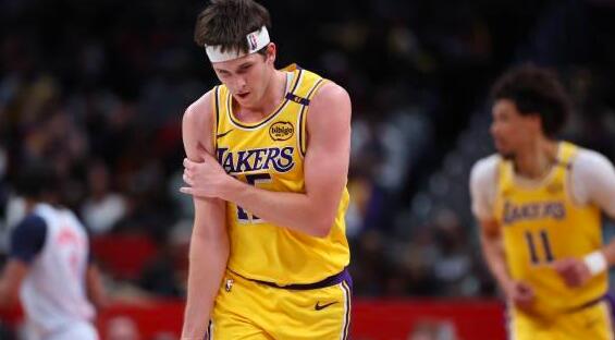 NBA扣篮大赛，麦克朗四扣皆50分夺冠，实现三连冠。湖人记者晒其夏季联赛旧照，赞