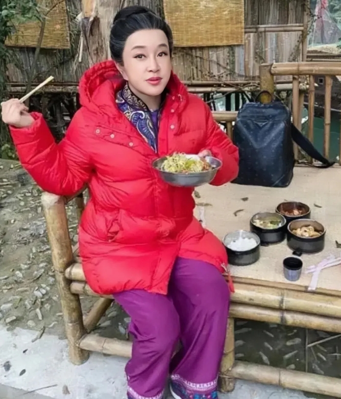 刘晓庆在剧组吃饭的老照片。镜头下的她，衣着简单朴素，毫不摆架子，看起来平易近人。