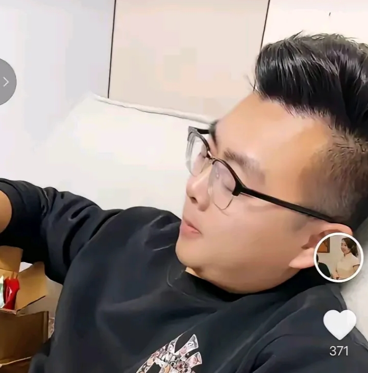 一边享受亲生父母带来的流量红利，一边背后捅刀自己的至亲，如果是一个正常人就是不支