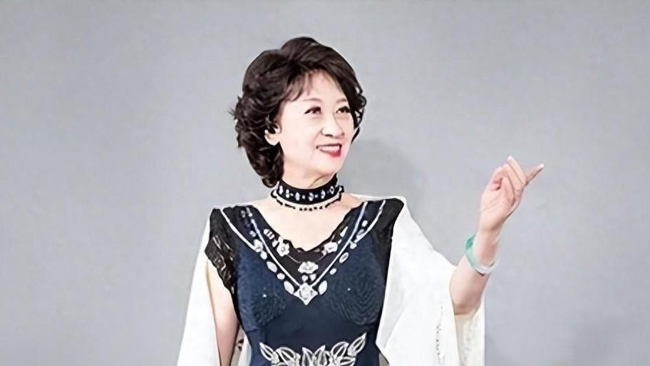 80年代央视最红主持人，晚年患上精神疾病，如今70岁的她怎么样了